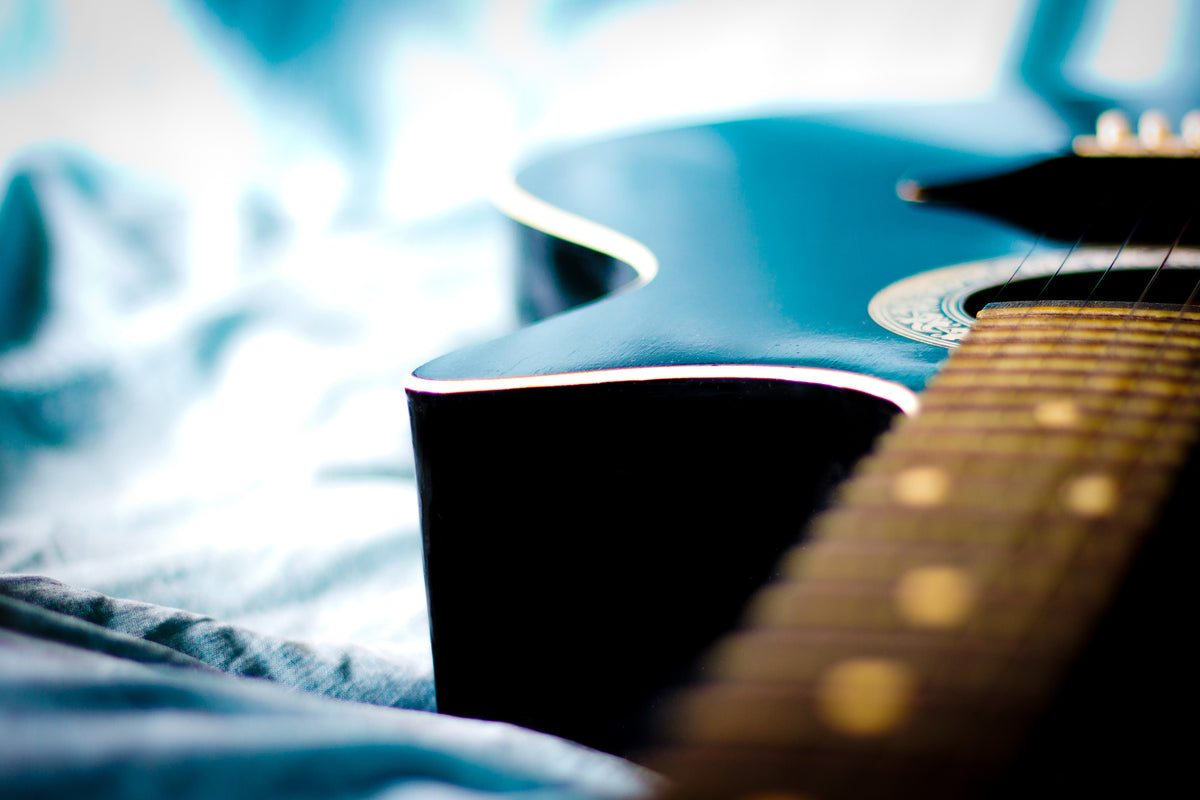 aluminium-print-close-up-guitar