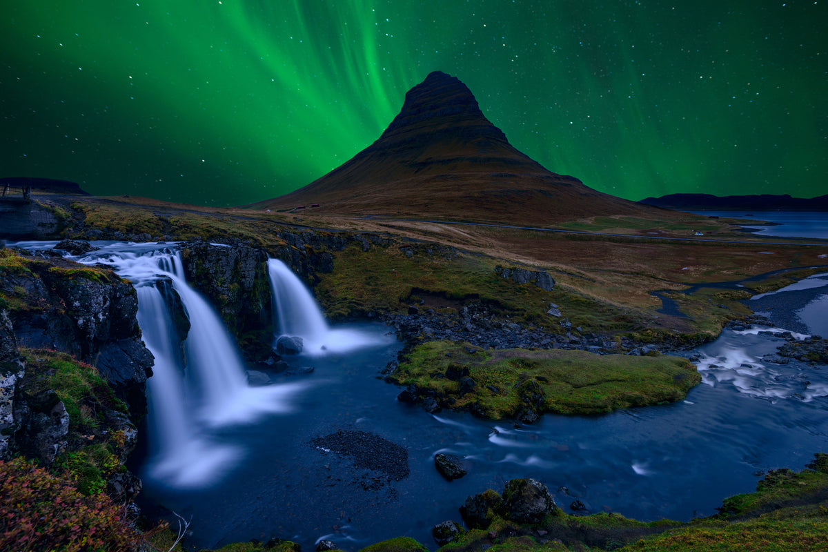 framedposter-print-kirkjufell-under-a-boreal-green-sky